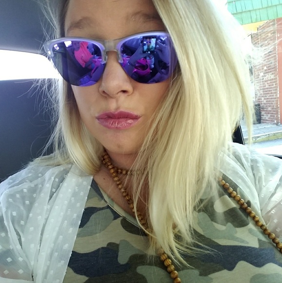 Meet your Posher, Lindsey - Picture 2 of 3